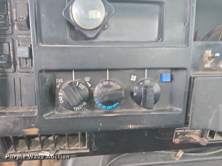 image for item EE7937 1991 International 4900 fertilizer delivery truck