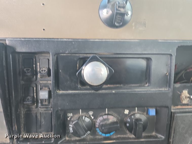 image for item EE7937 1991 International 4900 fertilizer delivery truck