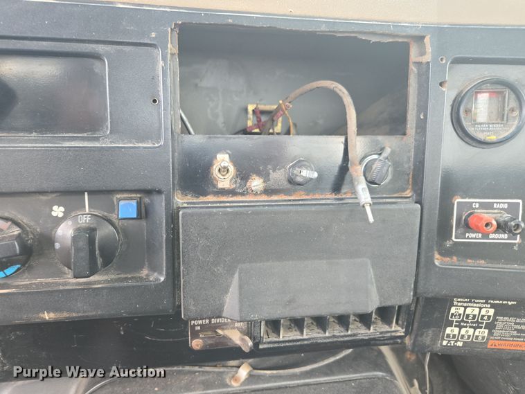 image for item EE7937 1991 International 4900 fertilizer delivery truck