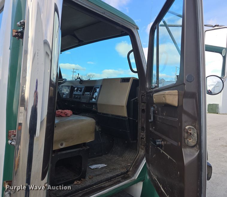 image for item EE7937 1991 International 4900 fertilizer delivery truck