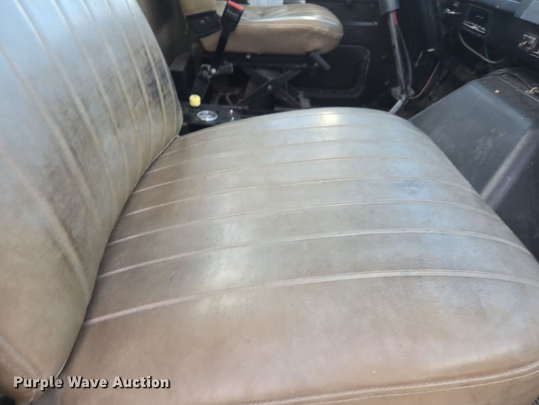 image for item EE7937 1991 International 4900 fertilizer delivery truck