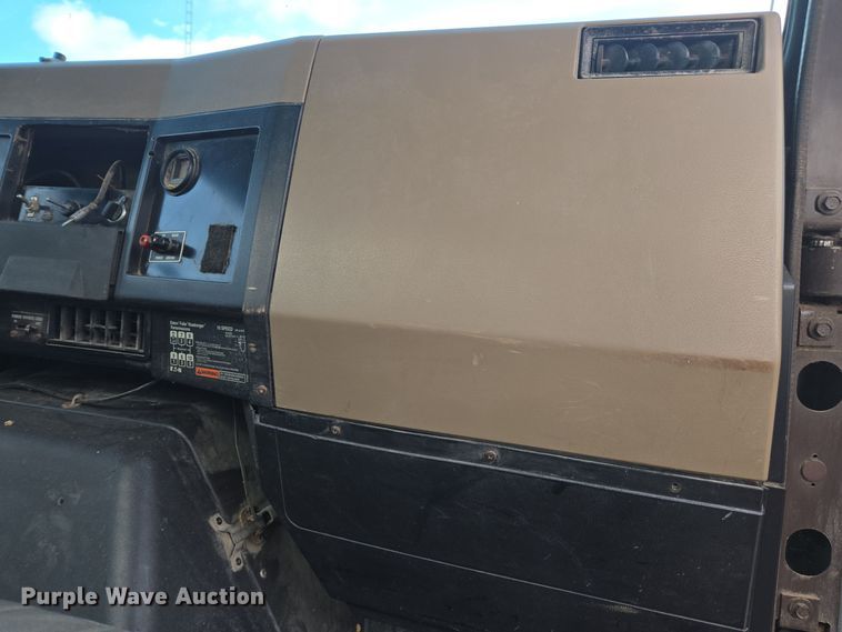 image for item EE7937 1991 International 4900 fertilizer delivery truck