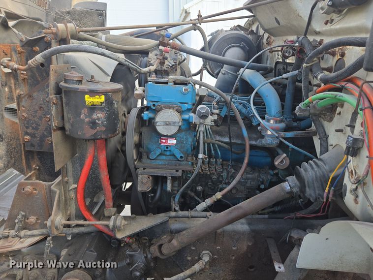 image for item EE7937 1991 International 4900 fertilizer delivery truck