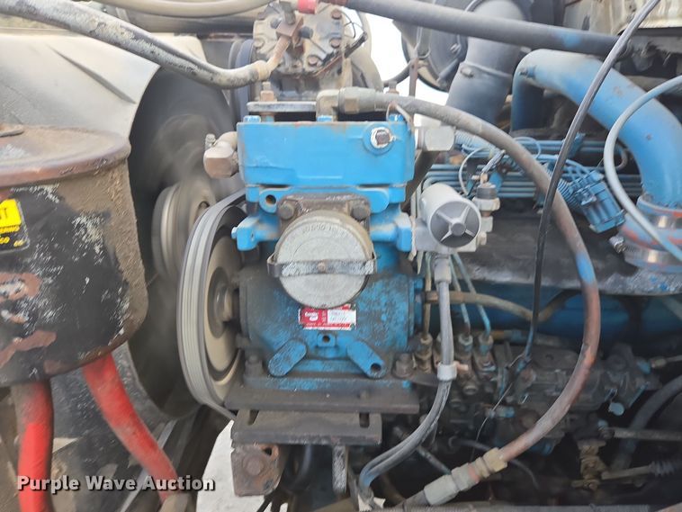 image for item EE7937 1991 International 4900 fertilizer delivery truck