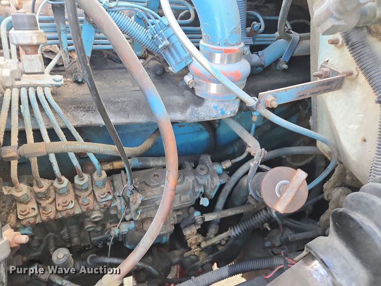 image for item EE7937 1991 International 4900 fertilizer delivery truck