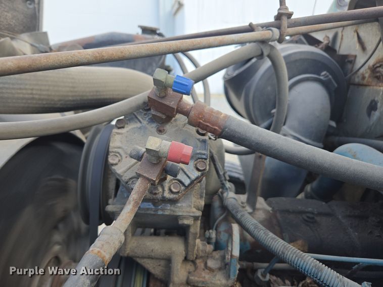 image for item EE7937 1991 International 4900 fertilizer delivery truck