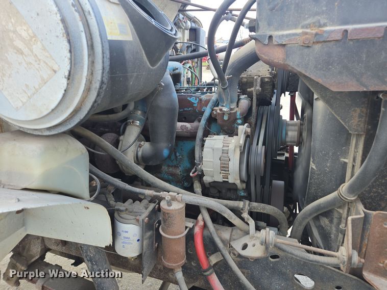 image for item EE7937 1991 International 4900 fertilizer delivery truck