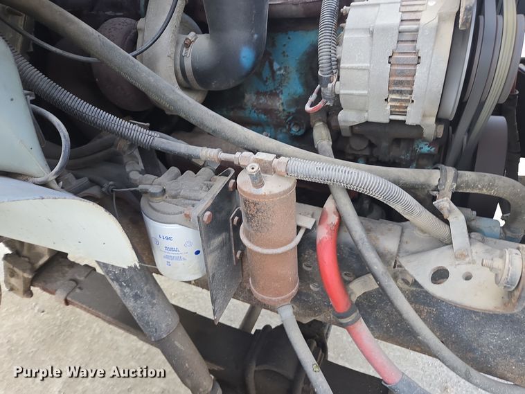 image for item EE7937 1991 International 4900 fertilizer delivery truck