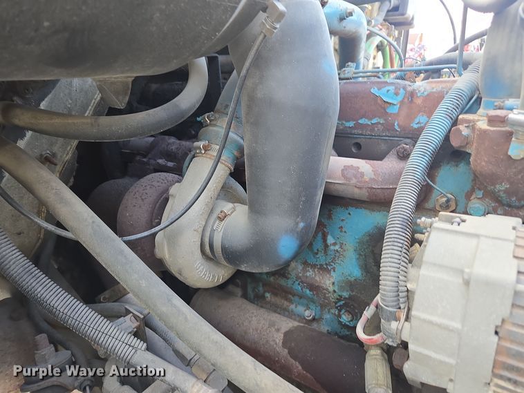 image for item EE7937 1991 International 4900 fertilizer delivery truck