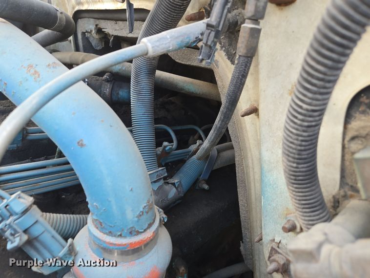 image for item EE7937 1991 International 4900 fertilizer delivery truck