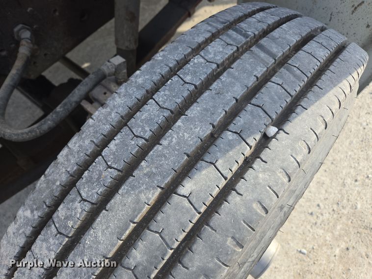 image for item EE7937 1991 International 4900 fertilizer delivery truck