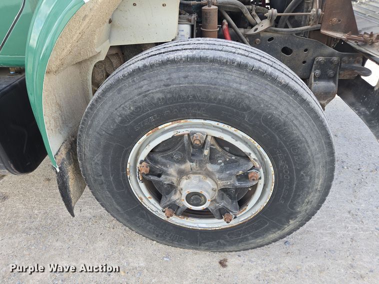 image for item EE7937 1991 International 4900 fertilizer delivery truck