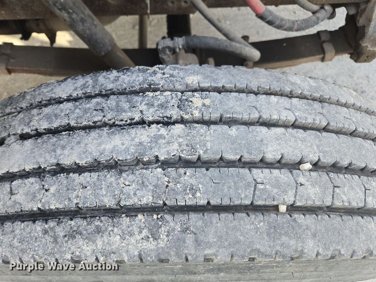 image for item EE7937 1991 International 4900 fertilizer delivery truck