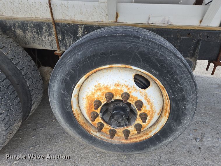 image for item EE7937 1991 International 4900 fertilizer delivery truck