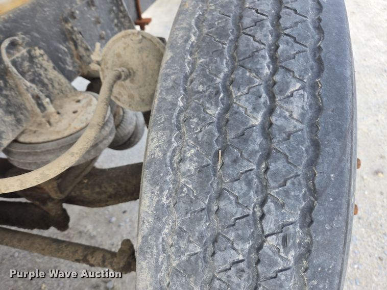 image for item EE7937 1991 International 4900 fertilizer delivery truck