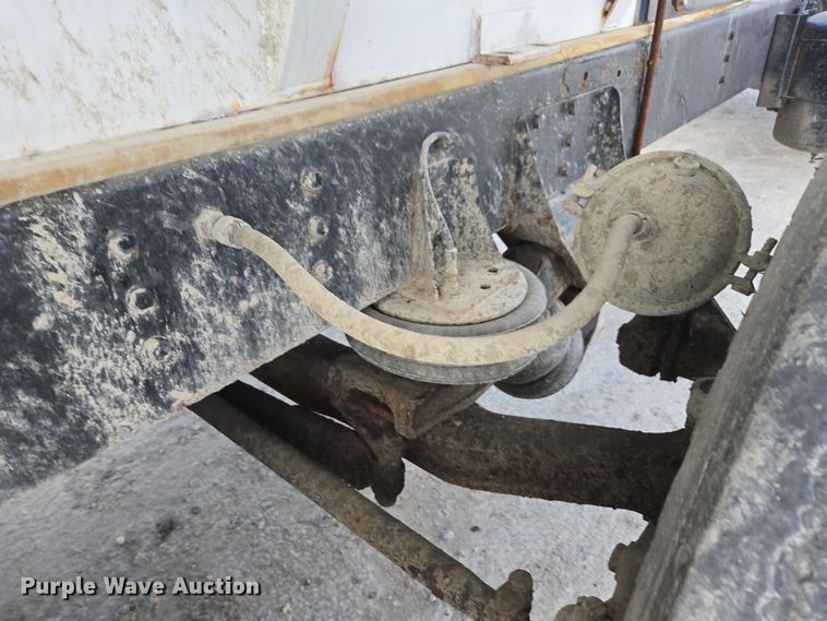 image for item EE7937 1991 International 4900 fertilizer delivery truck