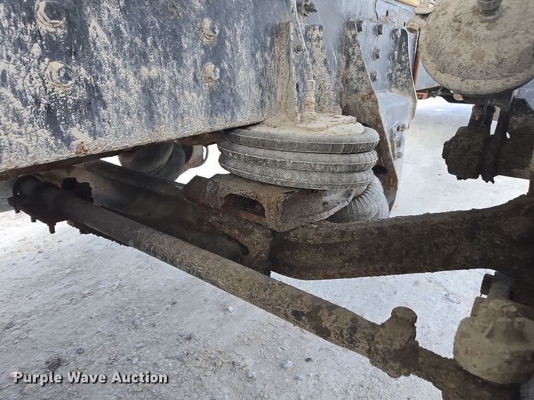 image for item EE7937 1991 International 4900 fertilizer delivery truck