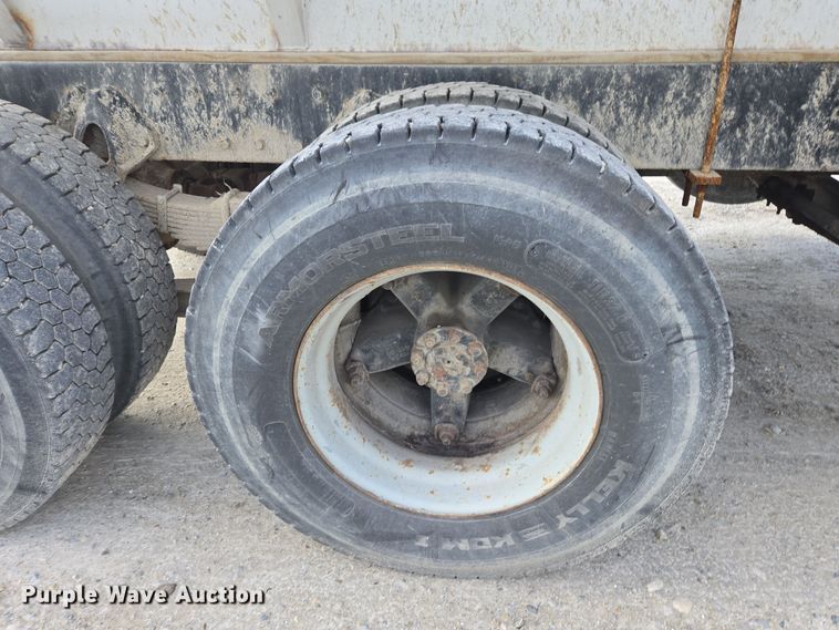 image for item EE7937 1991 International 4900 fertilizer delivery truck