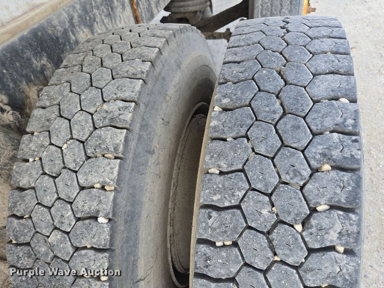 image for item EE7937 1991 International 4900 fertilizer delivery truck