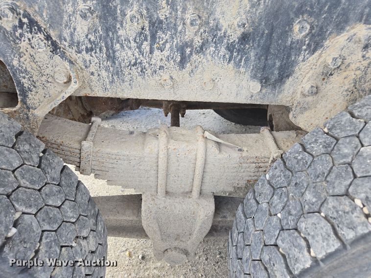 image for item EE7937 1991 International 4900 fertilizer delivery truck