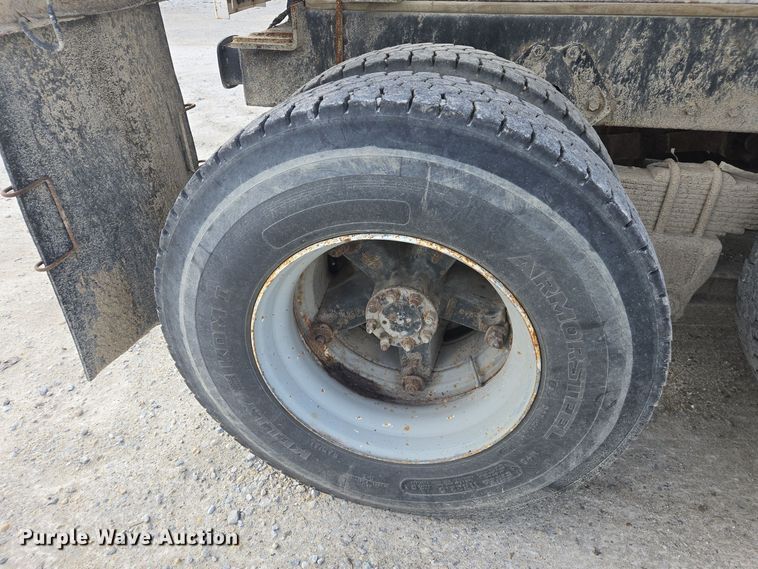 image for item EE7937 1991 International 4900 fertilizer delivery truck