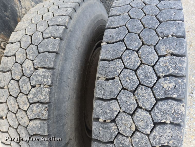 image for item EE7937 1991 International 4900 fertilizer delivery truck