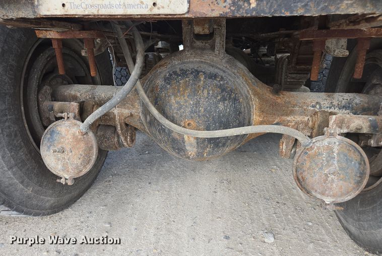 image for item EE7937 1991 International 4900 fertilizer delivery truck