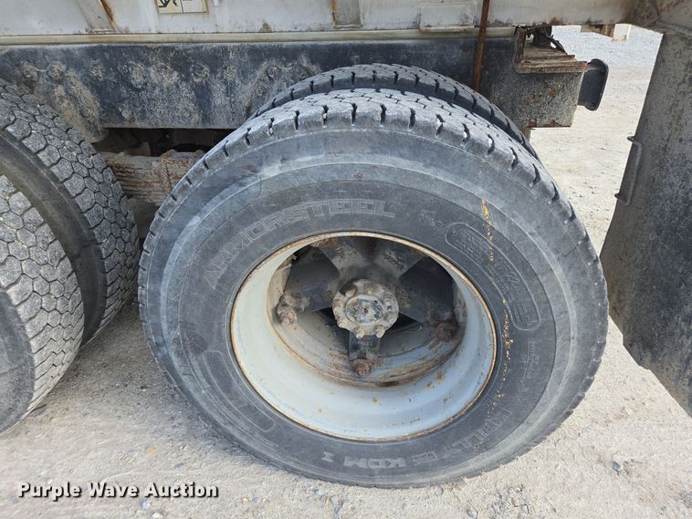 image for item EE7937 1991 International 4900 fertilizer delivery truck