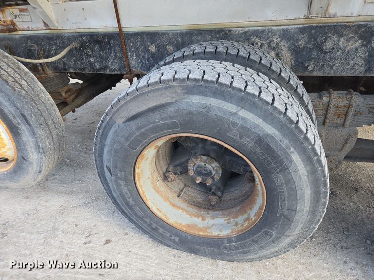 image for item EE7937 1991 International 4900 fertilizer delivery truck