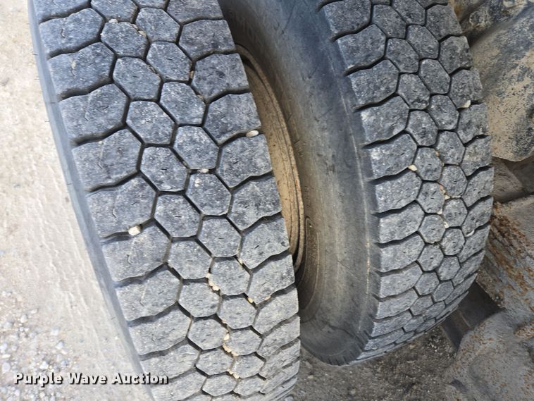 image for item EE7937 1991 International 4900 fertilizer delivery truck