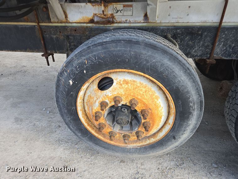 image for item EE7937 1991 International 4900 fertilizer delivery truck