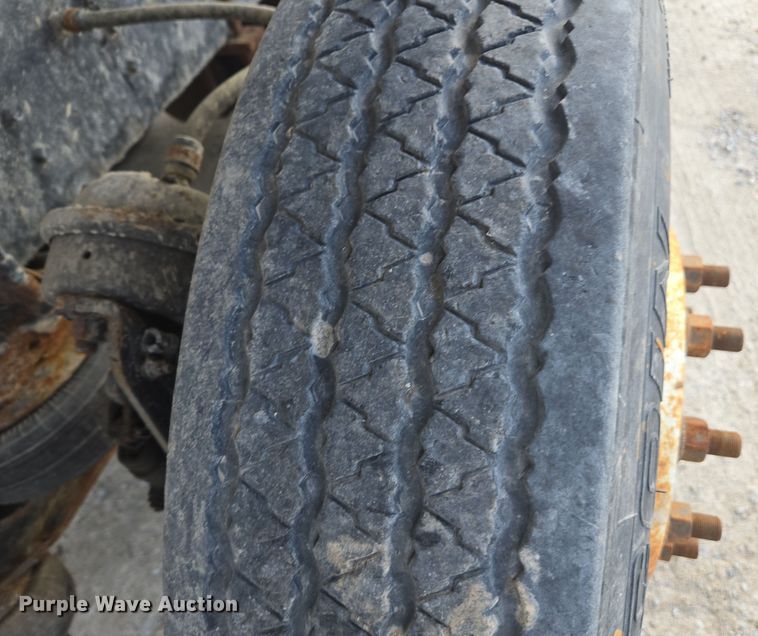 image for item EE7937 1991 International 4900 fertilizer delivery truck