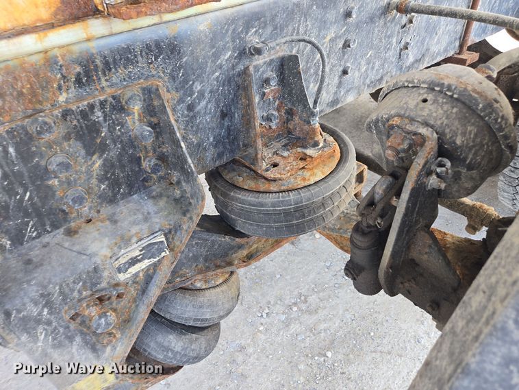 image for item EE7937 1991 International 4900 fertilizer delivery truck