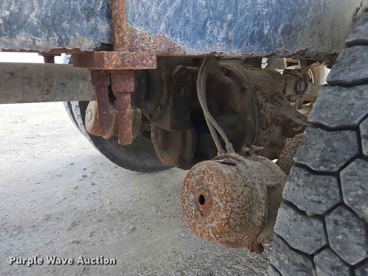 image for item EE7937 1991 International 4900 fertilizer delivery truck