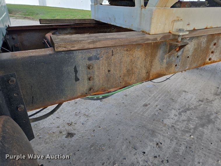 image for item EE7938 1997 International 4700 fertilizer delivery truck