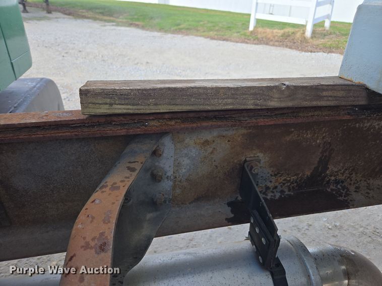 image for item EE7938 1997 International 4700 fertilizer delivery truck