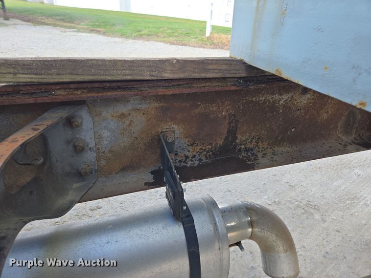 image for item EE7938 1997 International 4700 fertilizer delivery truck