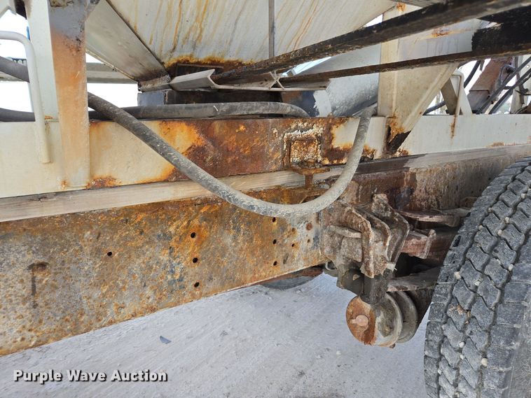 image for item EE7938 1997 International 4700 fertilizer delivery truck