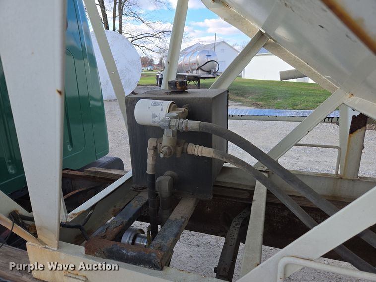 image for item EE7938 1997 International 4700 fertilizer delivery truck