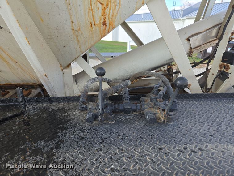 image for item EE7938 1997 International 4700 fertilizer delivery truck