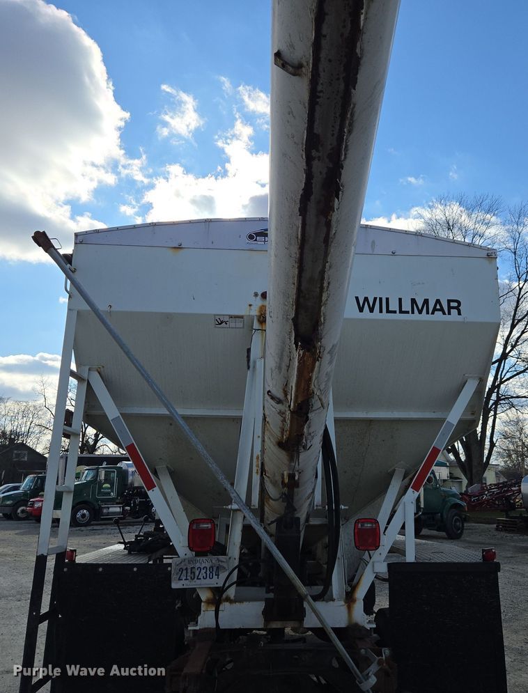 image for item EE7938 1997 International 4700 fertilizer delivery truck