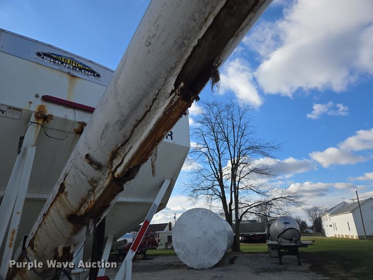 image for item EE7938 1997 International 4700 fertilizer delivery truck