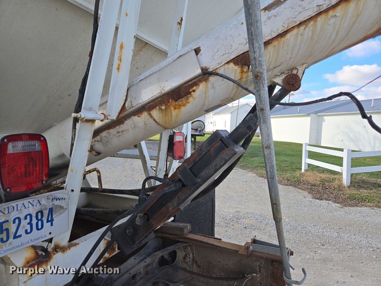 image for item EE7938 1997 International 4700 fertilizer delivery truck