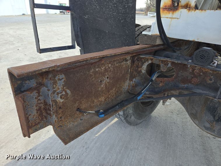 image for item EE7938 1997 International 4700 fertilizer delivery truck