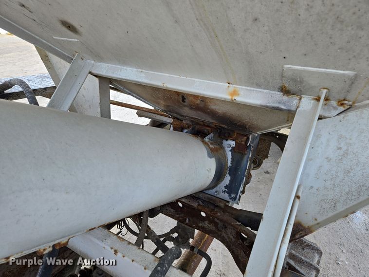 image for item EE7938 1997 International 4700 fertilizer delivery truck