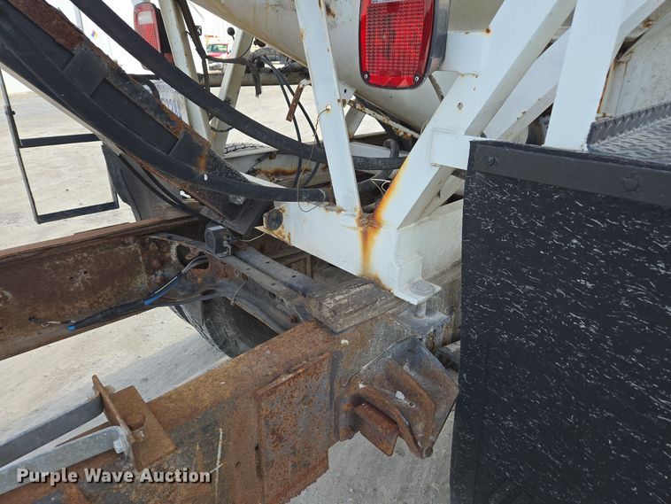 image for item EE7938 1997 International 4700 fertilizer delivery truck