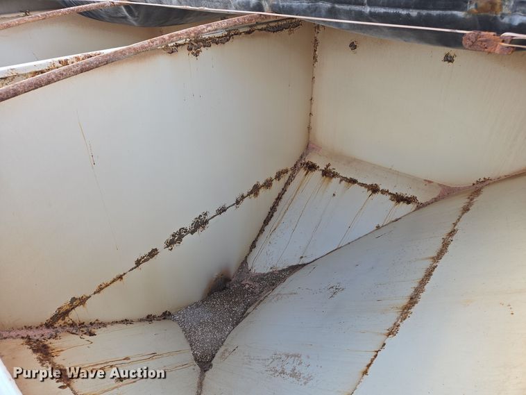 image for item EE7938 1997 International 4700 fertilizer delivery truck