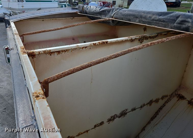 image for item EE7938 1997 International 4700 fertilizer delivery truck