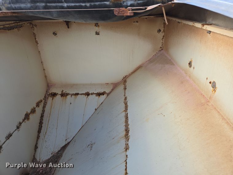 image for item EE7938 1997 International 4700 fertilizer delivery truck