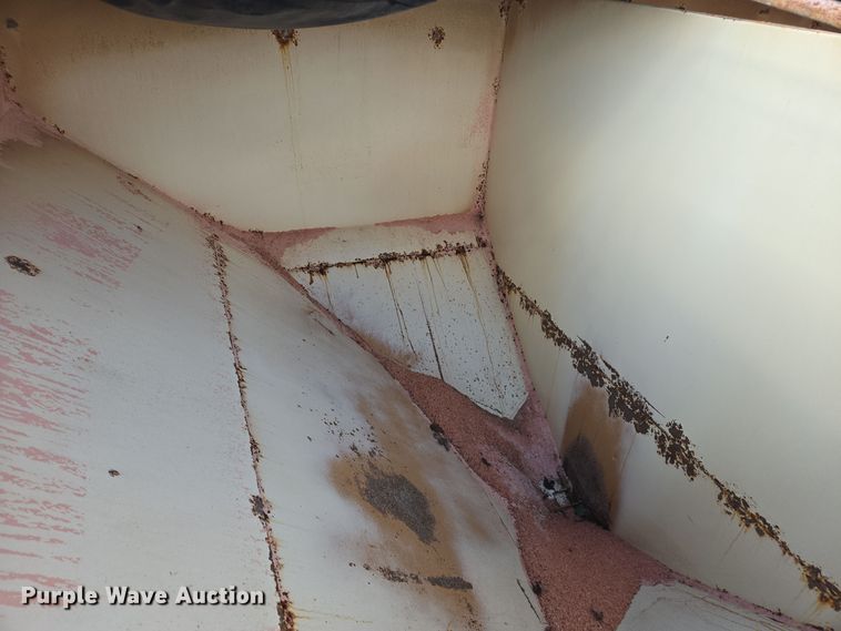 image for item EE7938 1997 International 4700 fertilizer delivery truck